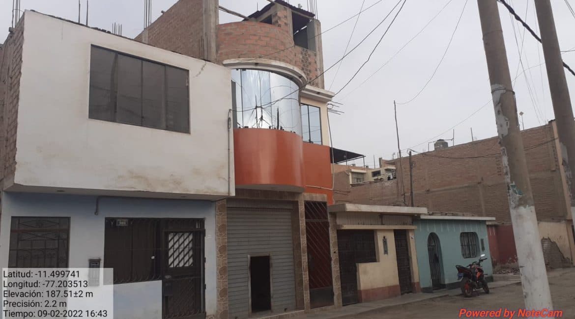 Casa de 3 pisos en Urb. Victoria Alta — Huaral